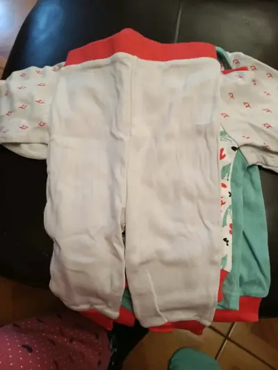 Conjunto de ropa para bebé con gorro - miniatura 2