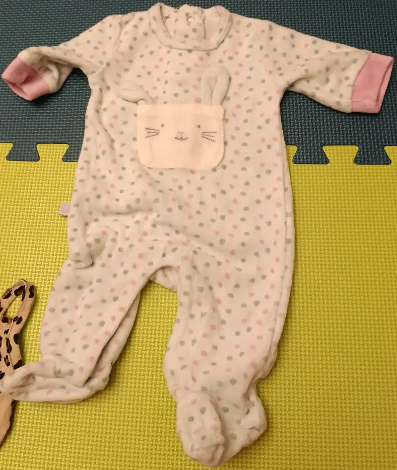 Pijama enterito de bebé con diseño de conejo - 1