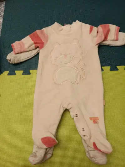 Pijama enterito de bebé con diseño de conejo - miniatura 3