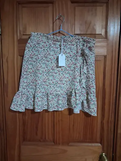 Falda de mezclilla con tachas decorativas - miniatura 1