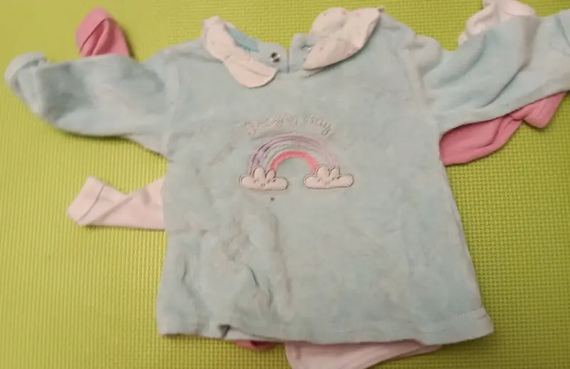 Polera de bebé celeste con arcoíris - 1
