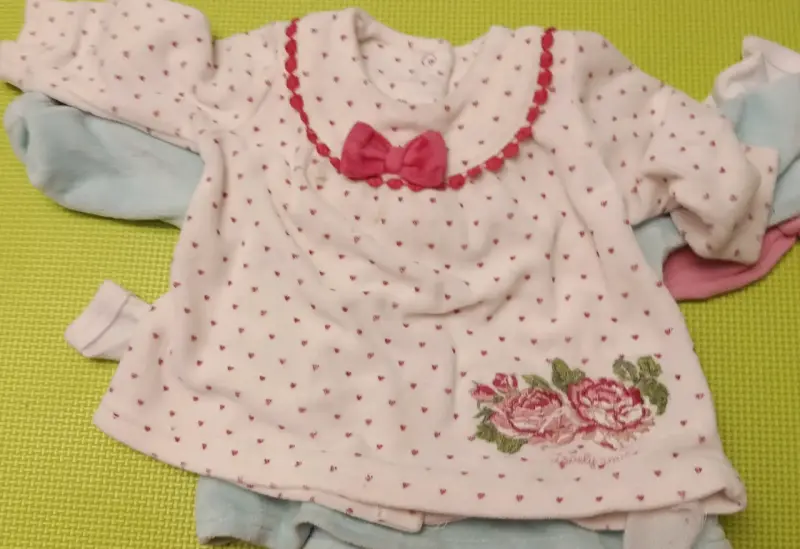 Polera de bebé celeste con arcoíris - 2