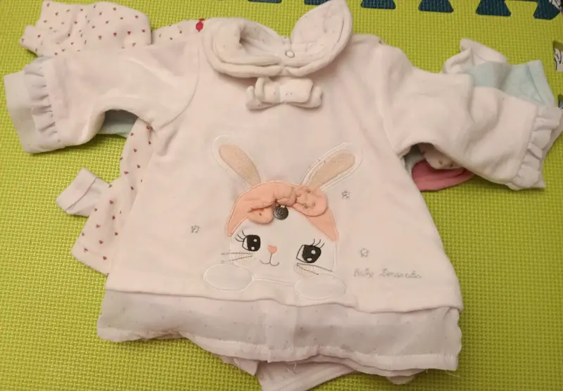 Polera de bebé celeste con arcoíris - 3