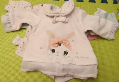 Polera de bebé celeste con arcoíris - miniatura 3