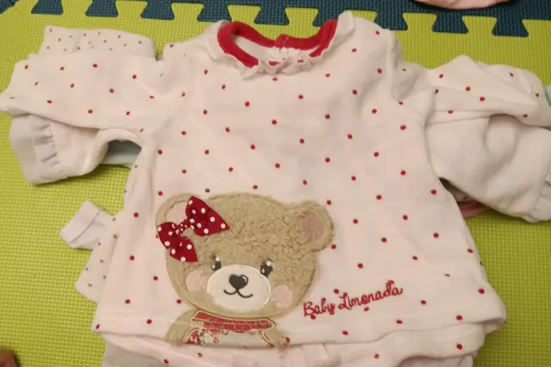 Polera de bebé celeste con arcoíris - 4