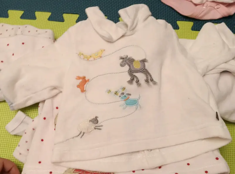 Polera de bebé celeste con arcoíris - 5