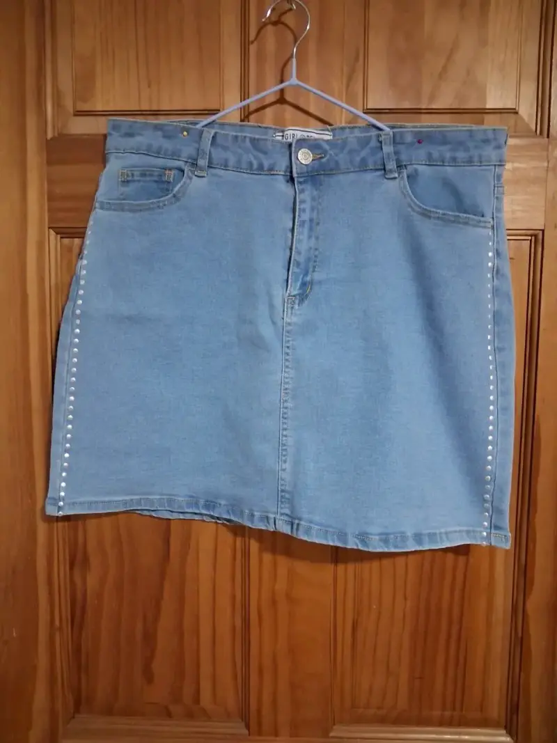 Falda de mezclilla azul con tachas - 1