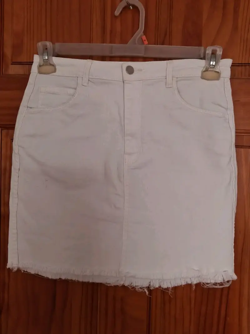 Falda de mezclilla azul con tachas - 3