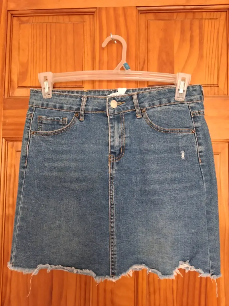 Falda de mezclilla azul con tachas - 4