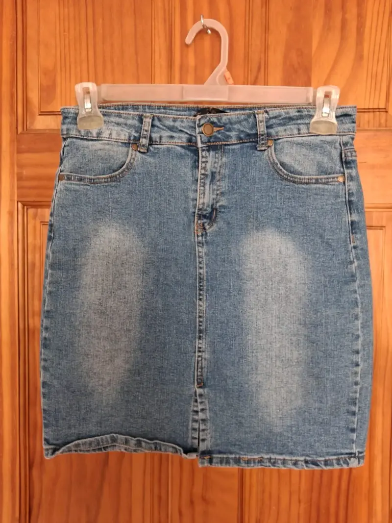 Falda de mezclilla azul con tachas - 5