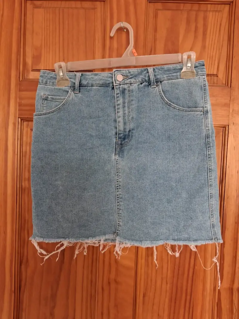 Falda de mezclilla azul con tachas - 6