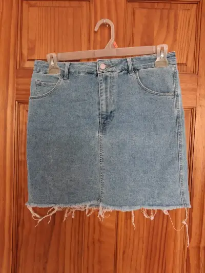 Falda de mezclilla azul con tachas - miniatura 6
