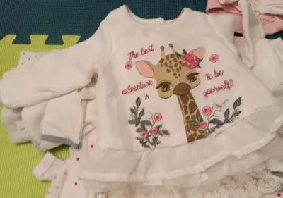 Polera infantil con diseño de jirafa - miniatura 1