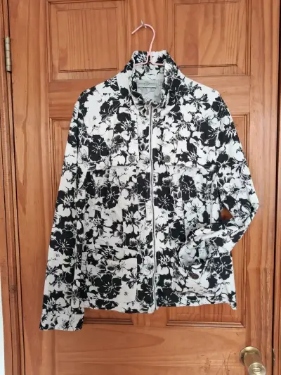 Chaqueta floral blanco y negro para mujer - miniatura 1