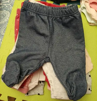 Pantalón de bebé azul con piecitos - miniatura 1