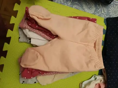 Pantalón de bebé azul con piecitos - miniatura 4
