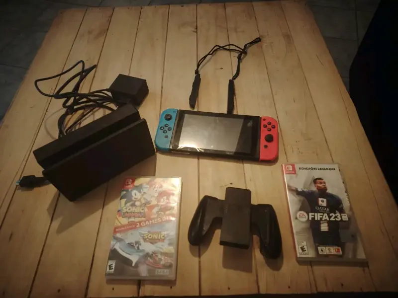 Nintendo Switch con juegos Sonic y FIFA 23