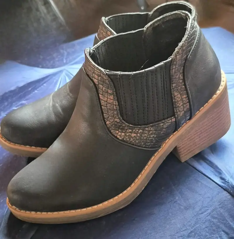 Botines negros de cuero con tacón medio