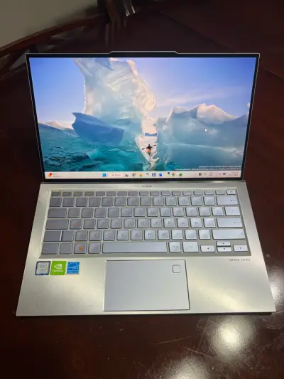 Laptop ASUS ZenBook 14 con Intel Core i7 - miniatura 1