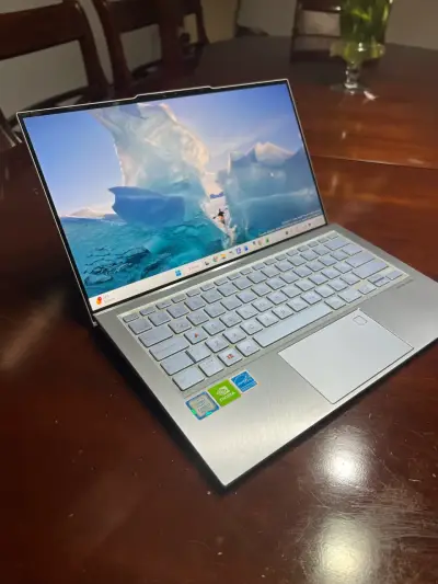 Laptop ASUS ZenBook 14 con Intel Core i7 - miniatura 2