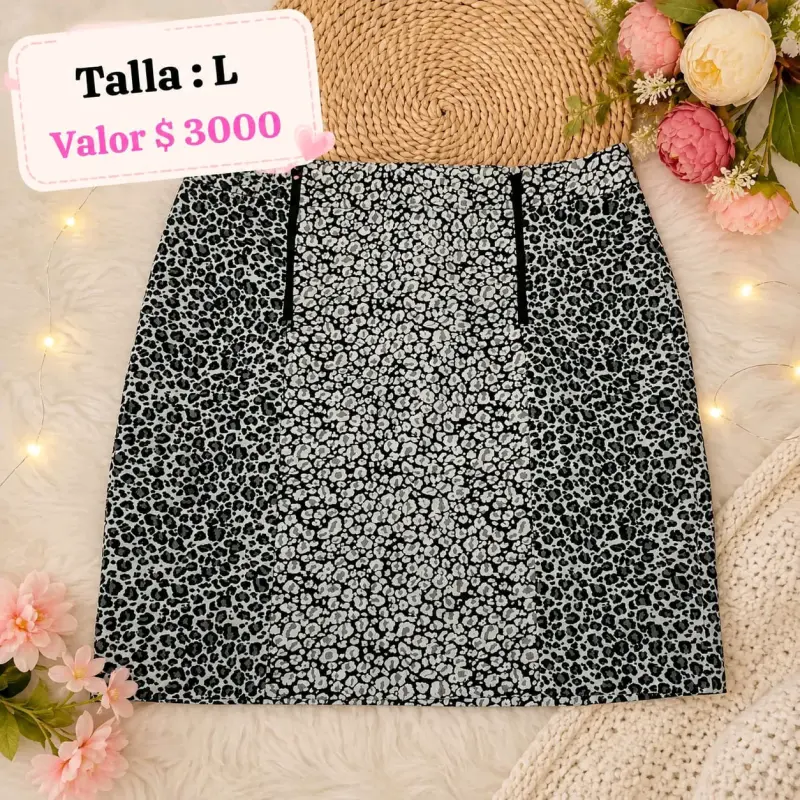 Falda estampada en blanco y negro talla L