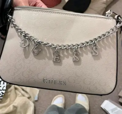 Cartera Guess beige con cadena decorativa - miniatura 1