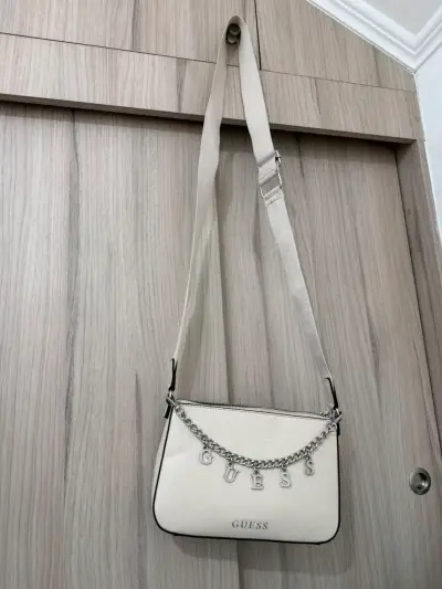 Cartera Guess beige con cadena decorativa - miniatura 2