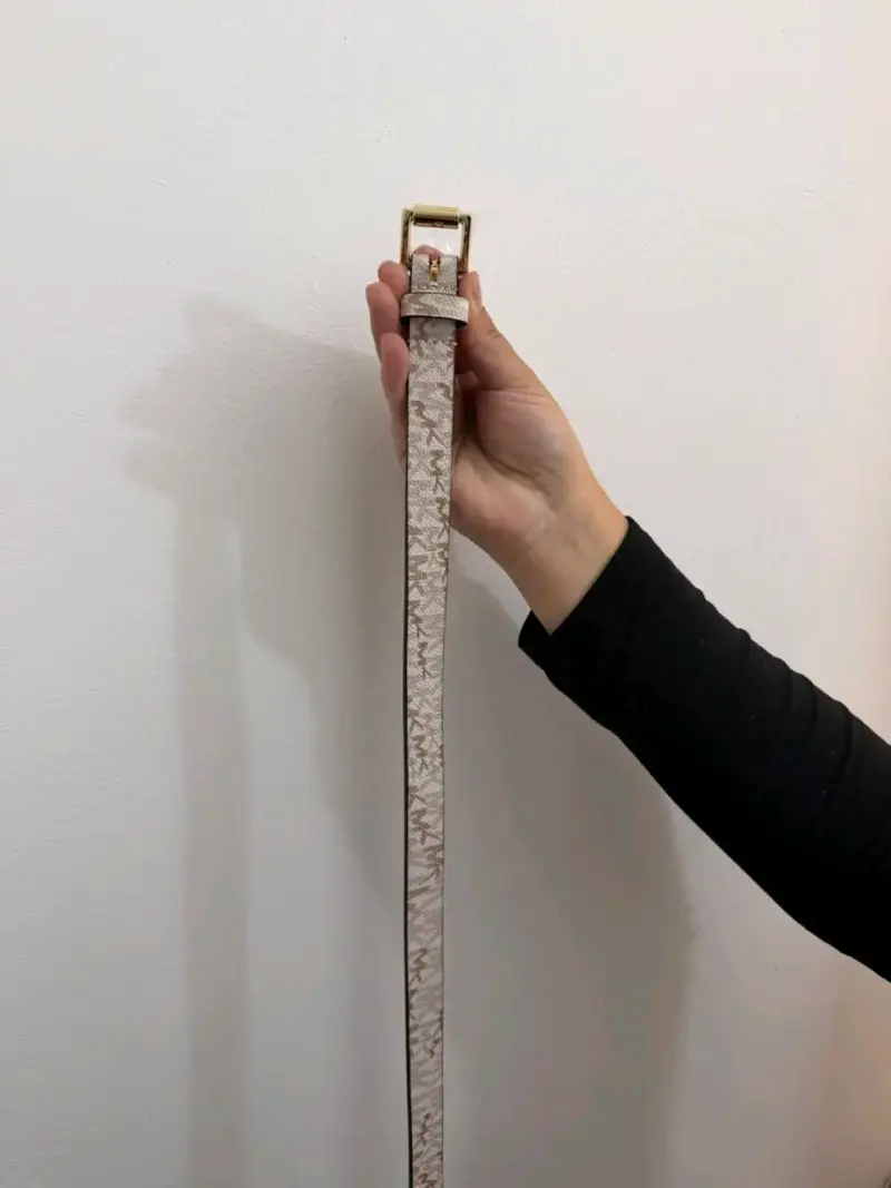 Cinturón beige con hebilla dorada - 1