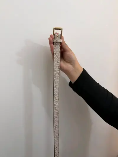 Cinturón beige con hebilla dorada - miniatura 1