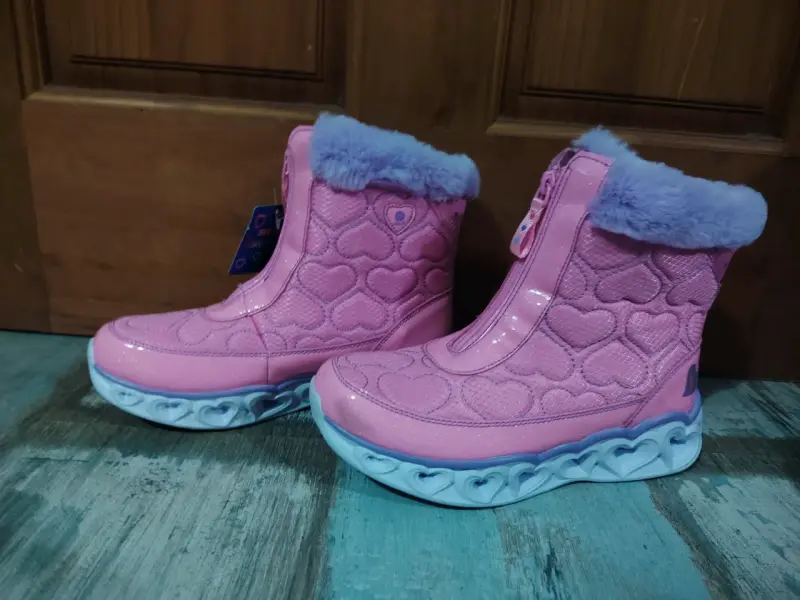 Botas infantiles rosadas con corazones - 1