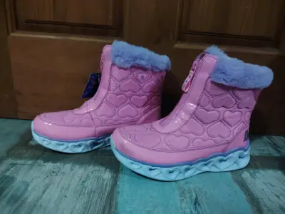 Botas infantiles rosadas con corazones - miniatura 1