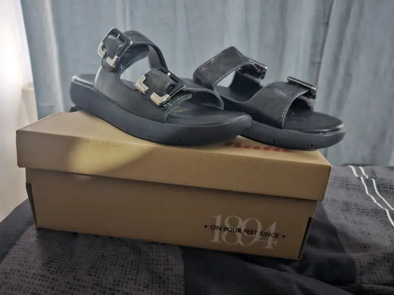 Sandalias negras con hebillas Bata - 1