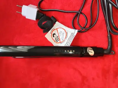 Plancha de pelo T3 negra con adaptador - miniatura 1
