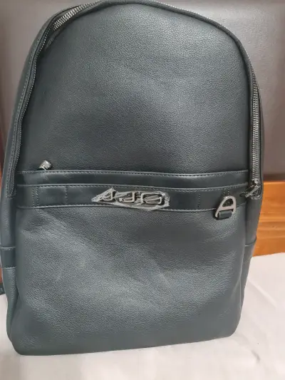Mochila de cuero negra elegante - miniatura 1