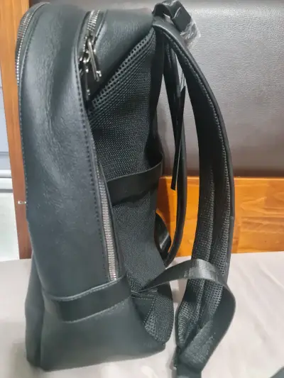 Mochila de cuero negra elegante - miniatura 3