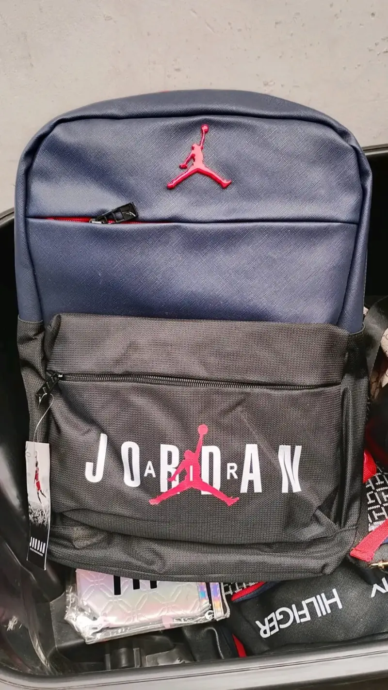 Mochila Jordan azul y negra con logo