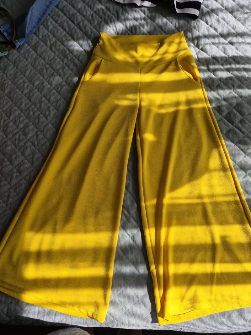 Pantalones palazzo amarillos de moda