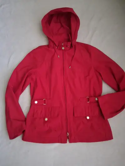 Chaqueta impermeable roja con capucha - miniatura 1
