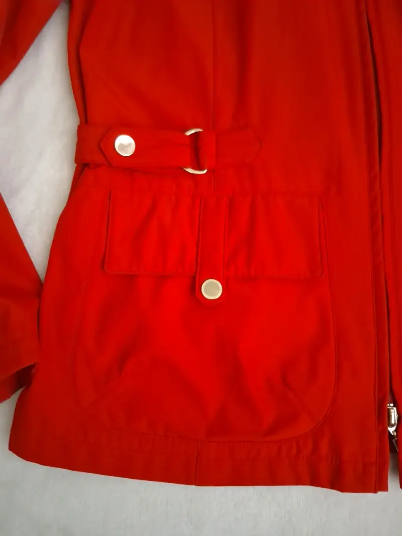 Chaqueta impermeable roja con capucha - 2