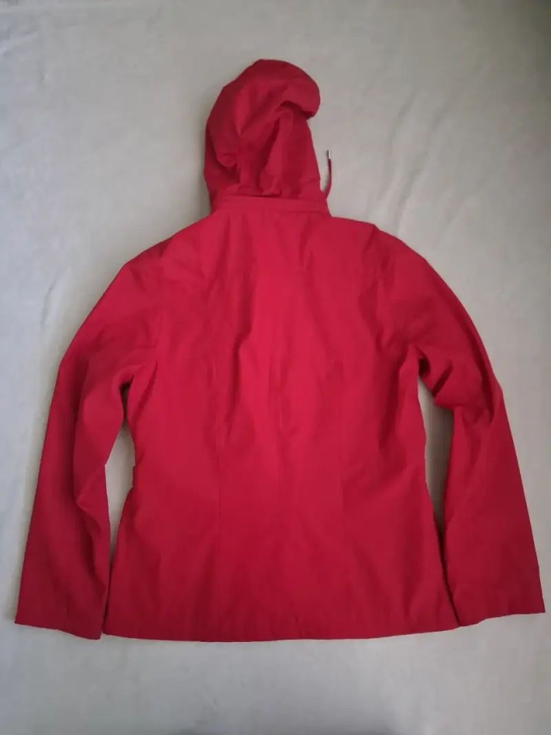 Chaqueta impermeable roja con capucha - 3