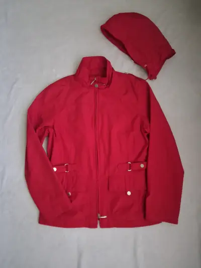 Chaqueta impermeable roja con capucha - miniatura 4