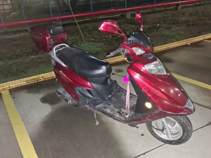 Scooter roja con baúl trasero