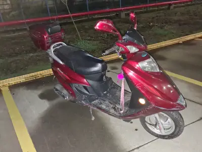 Scooter roja con baúl trasero - miniatura 1