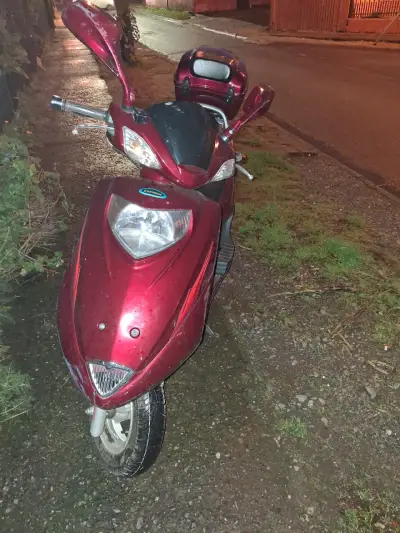 Scooter roja con baúl trasero - miniatura 2