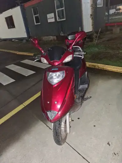 Scooter roja con baúl trasero - miniatura 3