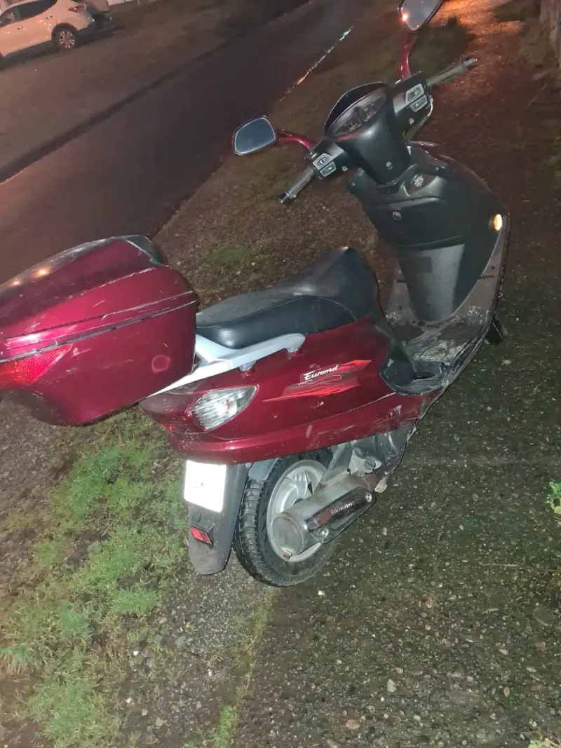 Scooter roja con baúl trasero - 4