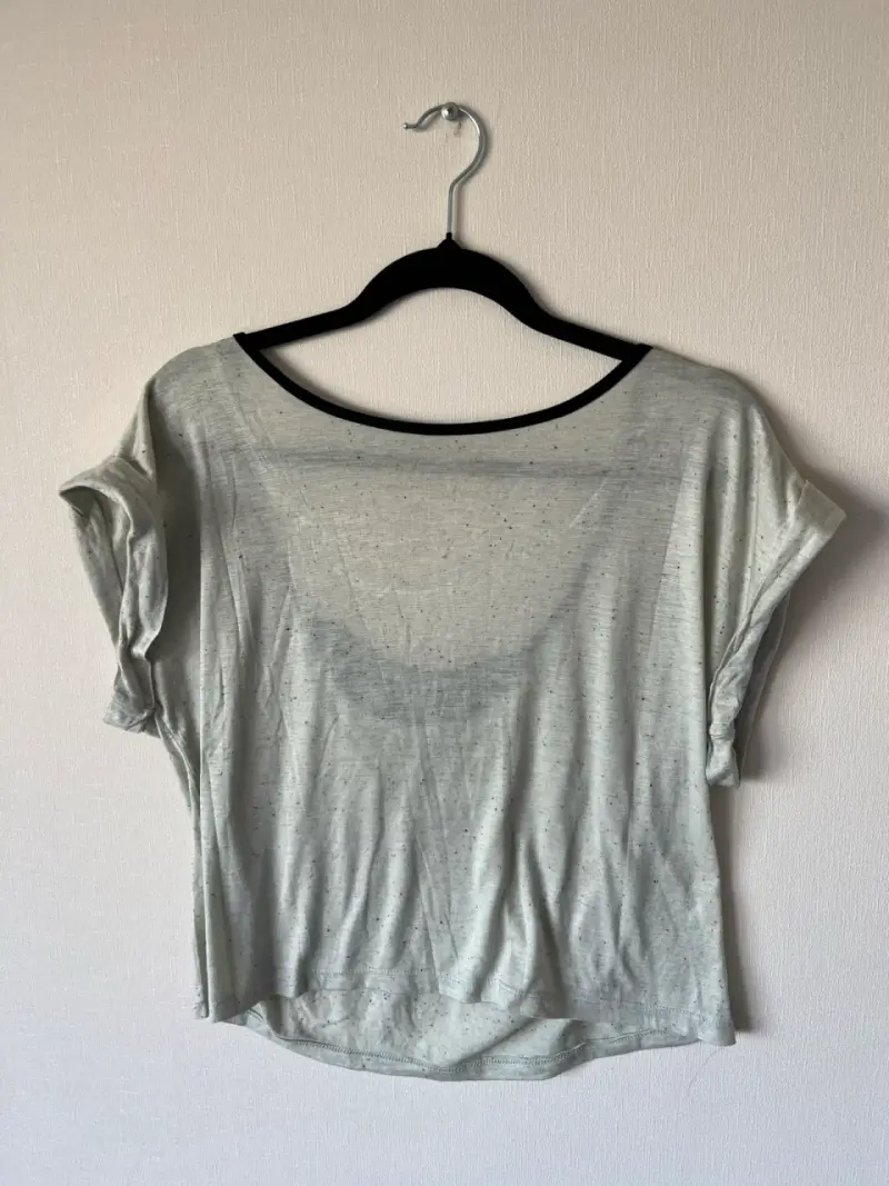 Polera gris jaspeada de manga corta