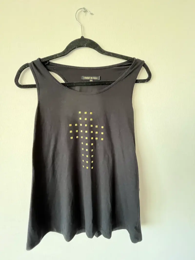 Polera negra con diseño de cruz dorada
