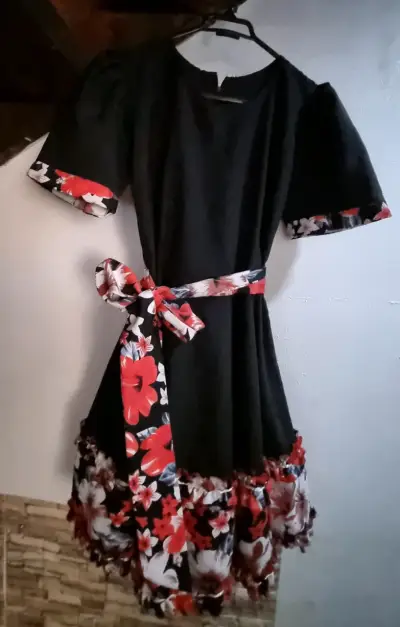 Vestido negro con estampado floral - miniatura 1