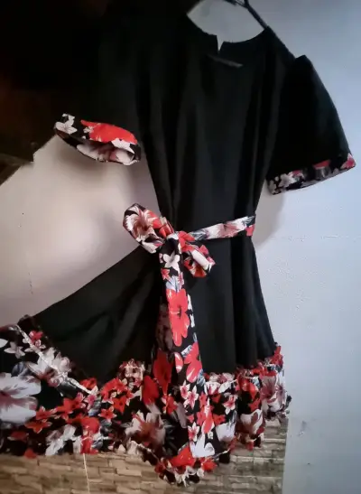 Vestido negro con estampado floral - miniatura 2